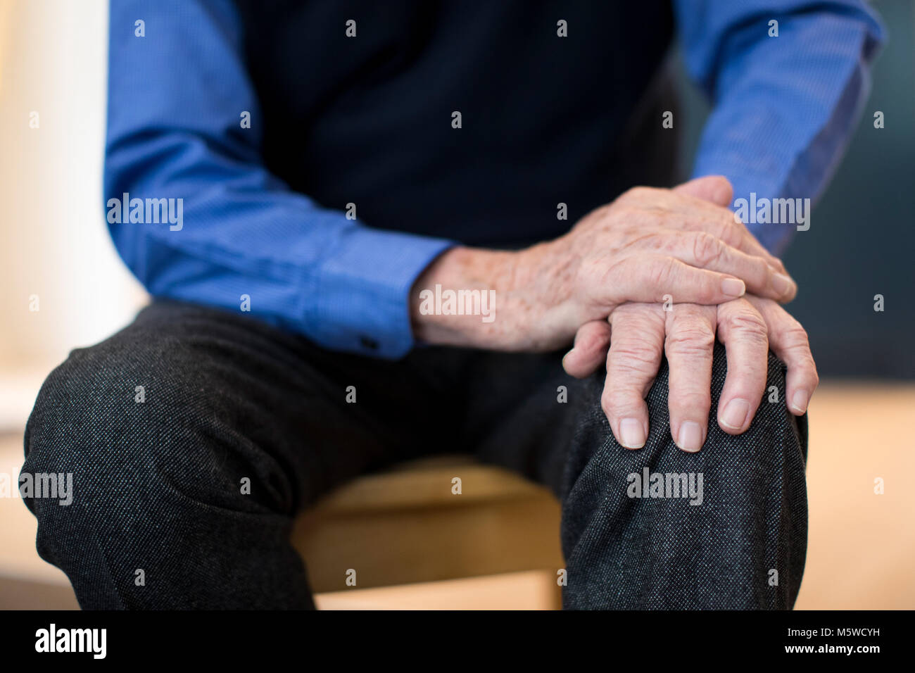 Close Up di Senior uomo che soffre con Parkinsons Diesease Foto Stock