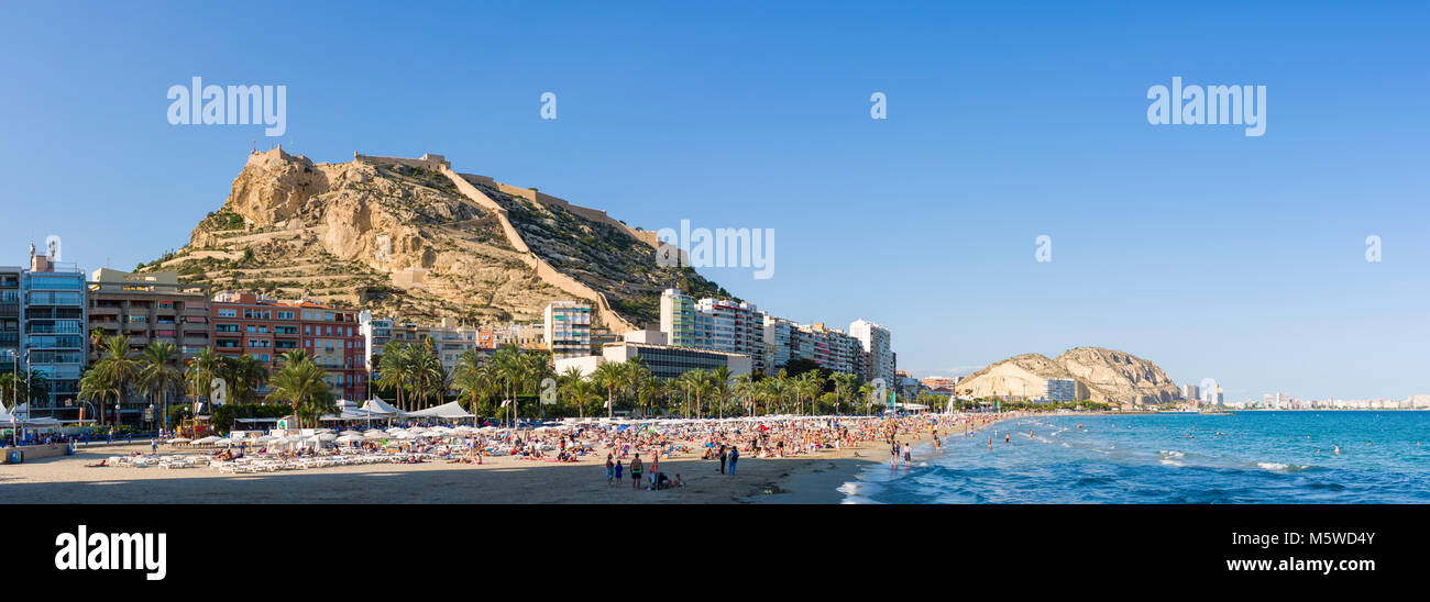 La spiaggia al di sotto del Castello di Santa Barbara a Alicante sulla Costa Blanca, Spagna. Foto Stock