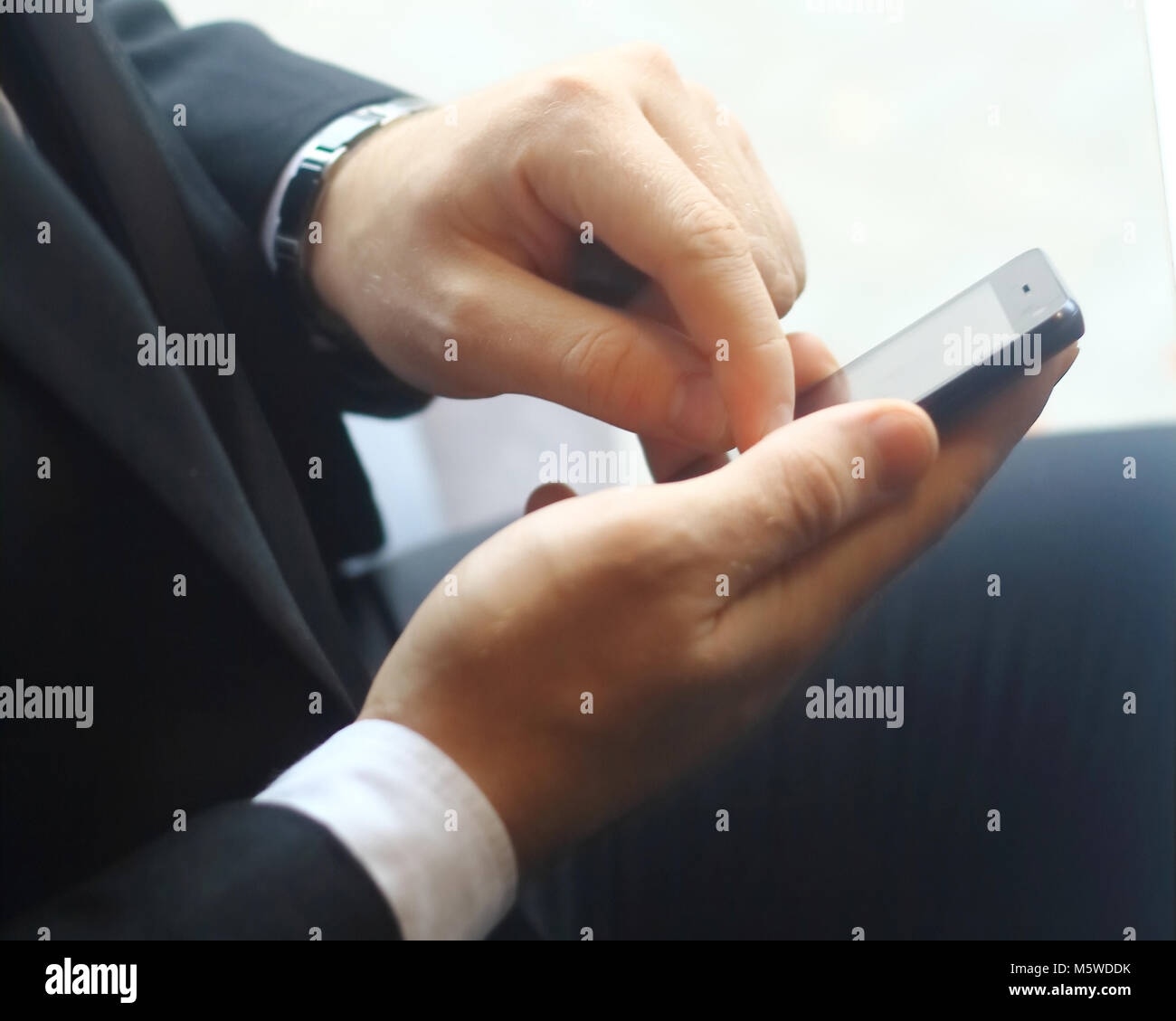 Closeup.imprenditore scrivere SMS sullo smartphone Foto Stock