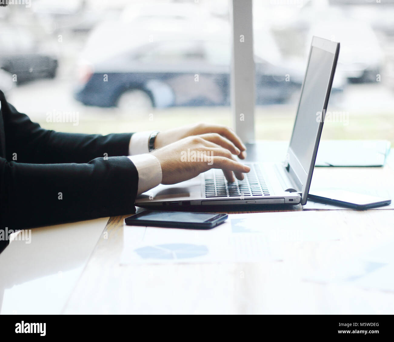 Imprenditore digitando su laptop.le persone e la tecnologia Foto Stock