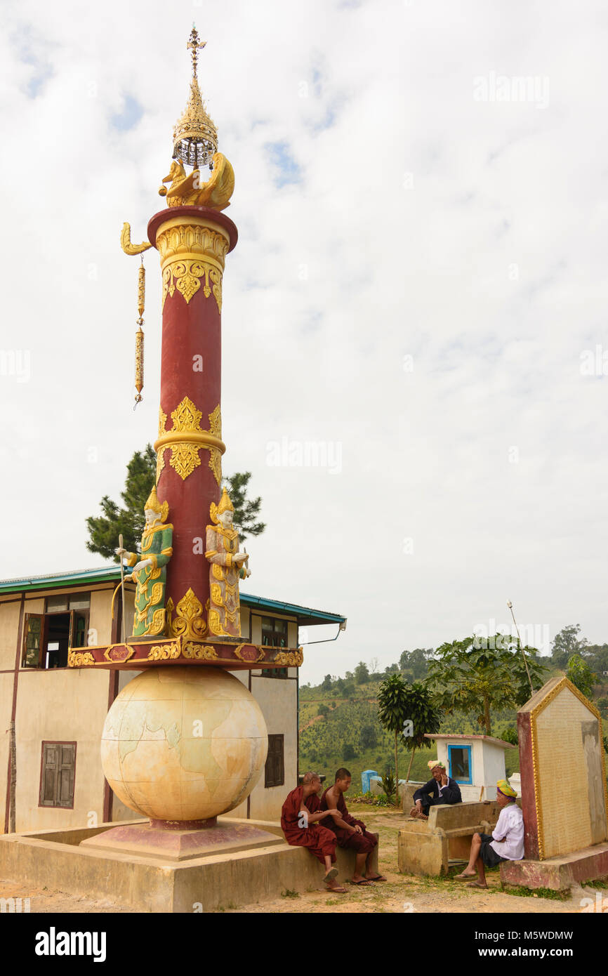 Kalaw: monastero di monaci, , stato Shan, Myanmar (Birmania) Foto Stock