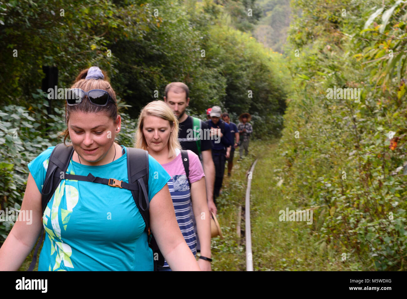Kalaw: turisti trekker in tour di trekking, binario ferroviario, , stato Shan, Myanmar (Birmania) Foto Stock