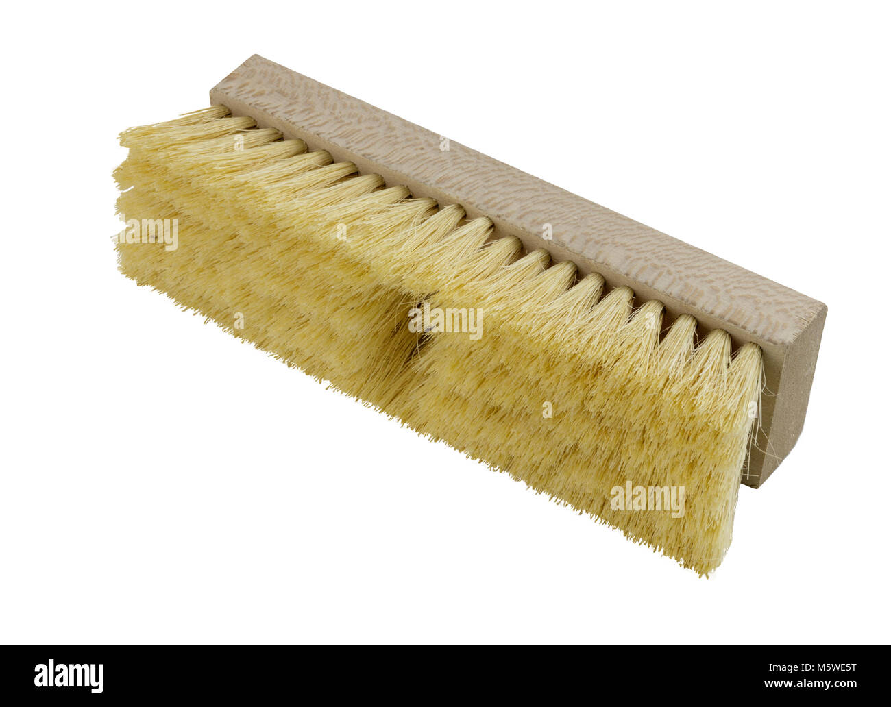 Spingere in legno testa di scopa con setole di colore giallo su sfondo bianco Foto Stock