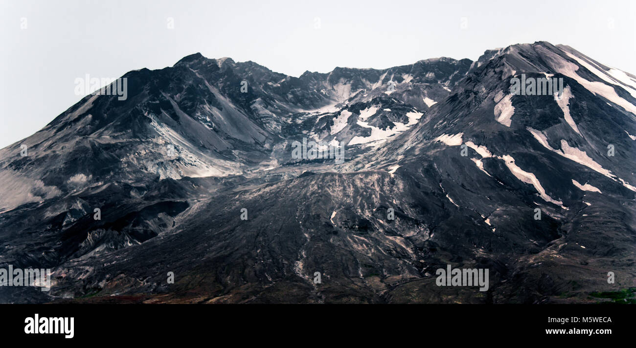 Il Monte Sant Helens bruciato brillare davanti con espansione duomo di lava Foto Stock