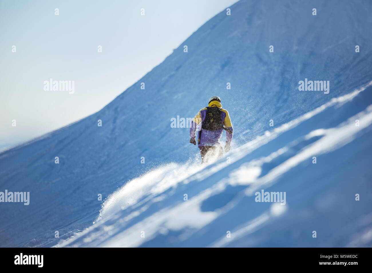 Concetto di snowboard con fuoripista backcountry snowboarder o sciatore Foto Stock