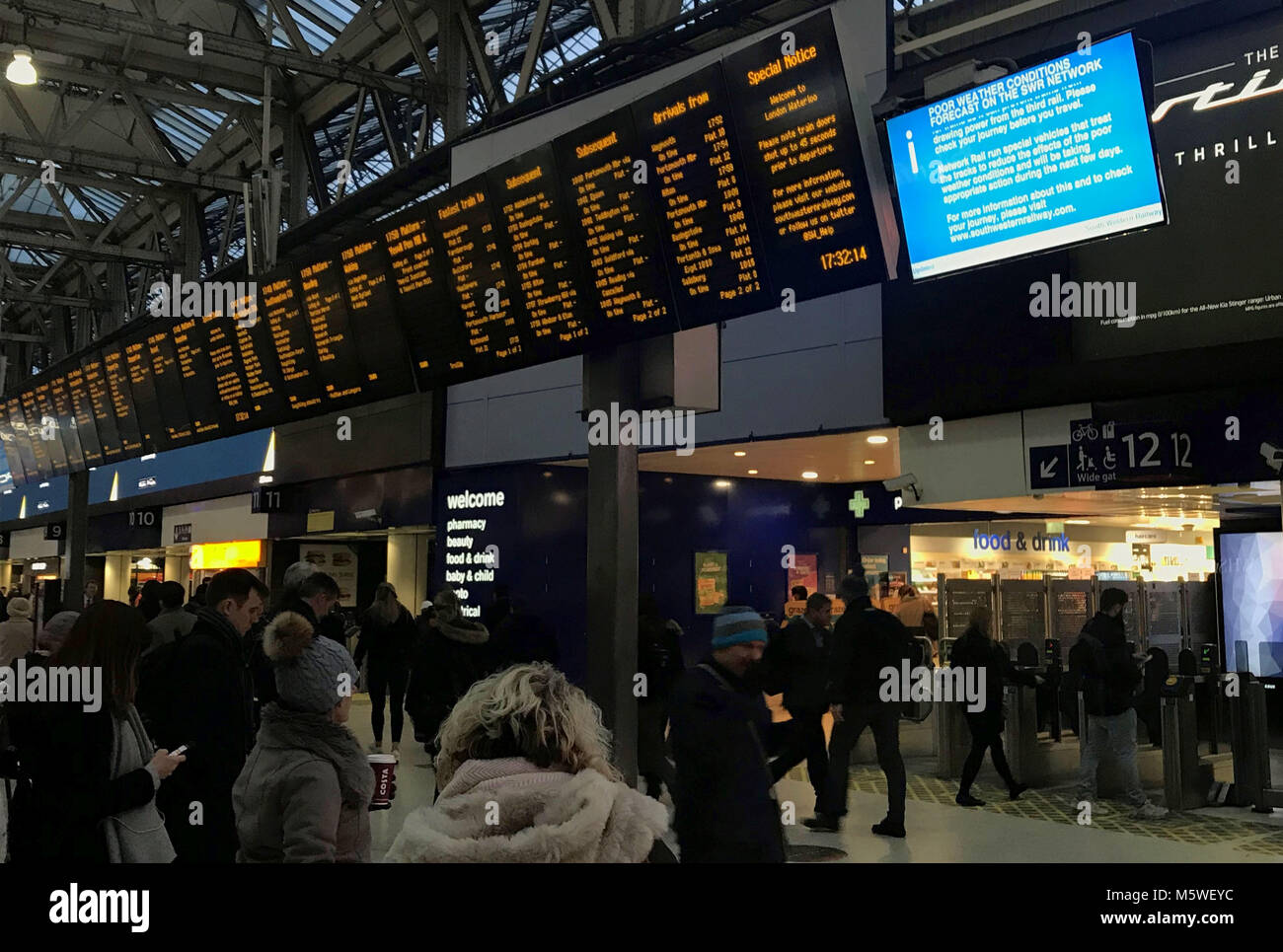 I " commuters " all'interno della stazione ferroviaria di Waterloo, London, come fanno la loro strada di casa durante la serata Rush Hour, precedendo di avvertimenti da parte delle società ferroviarie che i viaggiatori dovrebbero completare il loro viaggio prima del previsto prima del previsto la neve caduta. Foto Stock