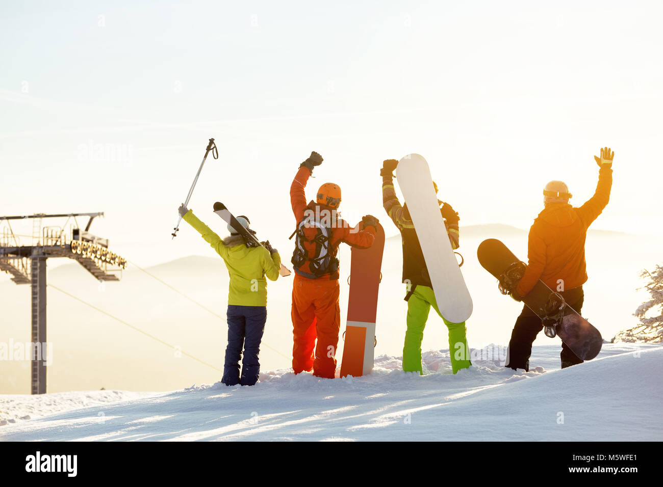 Gruppo di felice gli sciatori e gli snowboarder divertendosi Foto Stock