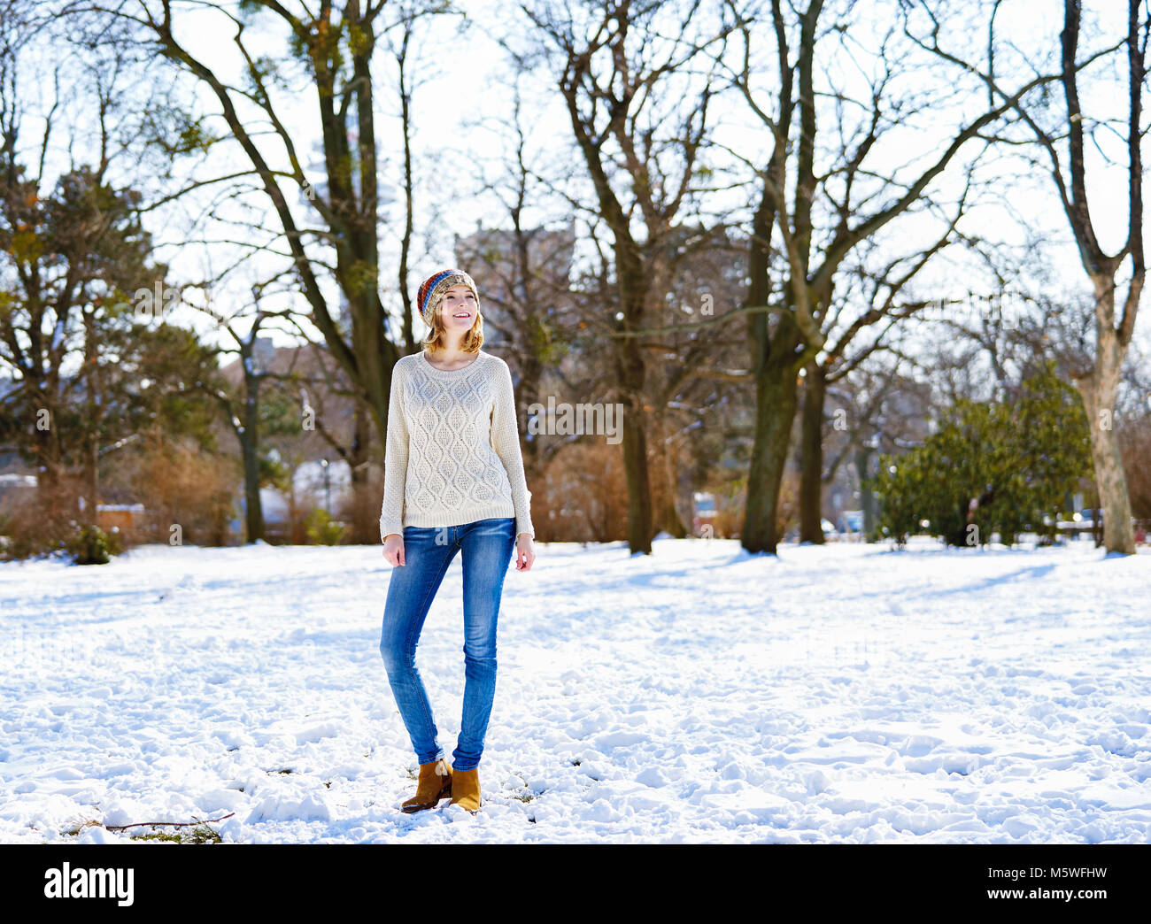 Bella donna in presenza di neve city park Foto Stock