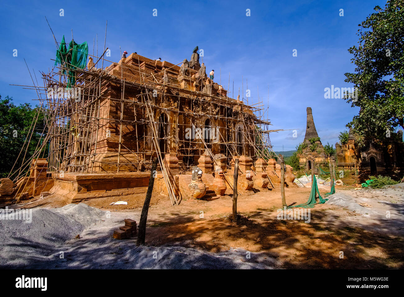Alcuni parzialmente in rovina i monumenti di Shwe Indein Pagoda, situato nel villaggio di Indein vicino al Lago Inle, sono sempre ripristinato Foto Stock