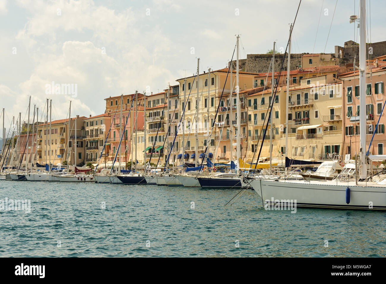 Le barche nel porto di Portoferraio sull isola d'Elba in Italia Foto Stock