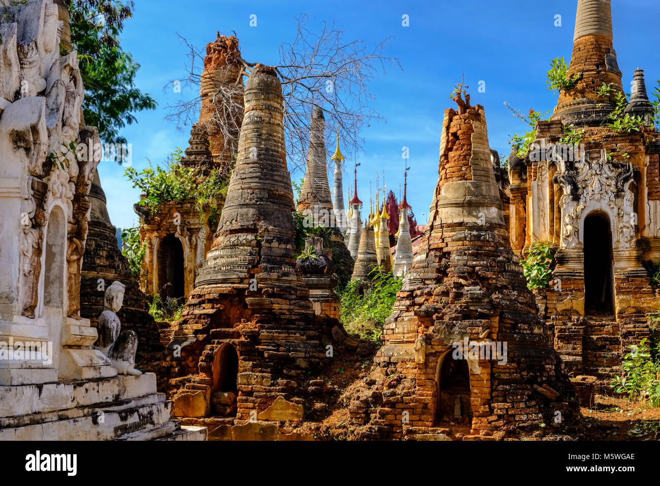 Il parzialmente in rovina i monumenti di Shwe Indein Pagoda si trova nel villaggio di Indein vicino al Lago Inle Foto Stock