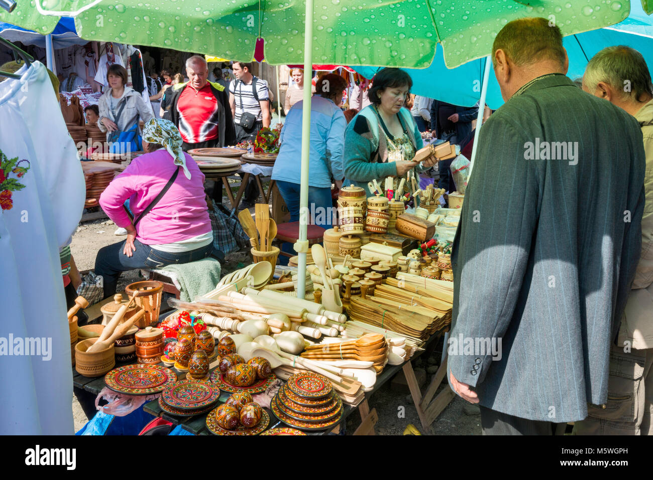 Tradizionali ucraine prodotti visualizzati sul giorno di mercato nella città di Kosiv, Carpazi, Pokuttya, regione Prykarpattia, Ucraina Foto Stock