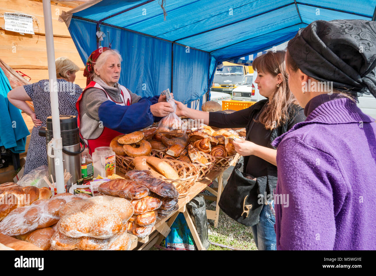 La vendita di pane sul giorno di mercato nella città di Kosiv, Carpazi, Pokuttya, regione Prykarpattia, Ivano-Frankivsk, Oblast di Ucraina Foto Stock