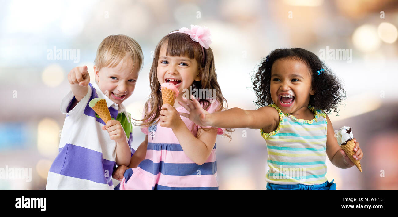 Felice gruppo di bambini a mangiare il gelato in un party Foto Stock