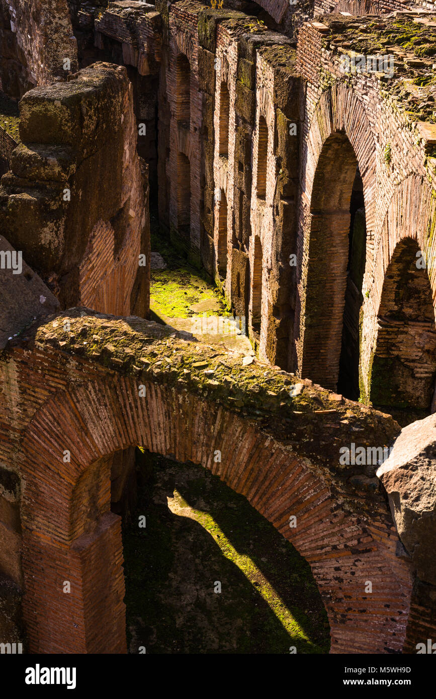 Interior closeup dettaglio di lui il Colosseo o il Colosseo, noto anche come l'Anfiteatro Flavio, con al di sotto del livello del suolo ipogeo, Roma. Lazio. L'Italia. Foto Stock