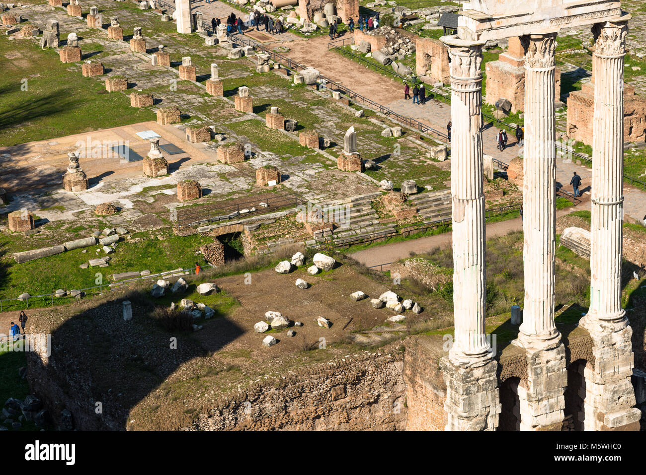 Il Foro Romano resti visibile dal Colle Palatino. Roma. Lazio. L'Italia. Foto Stock