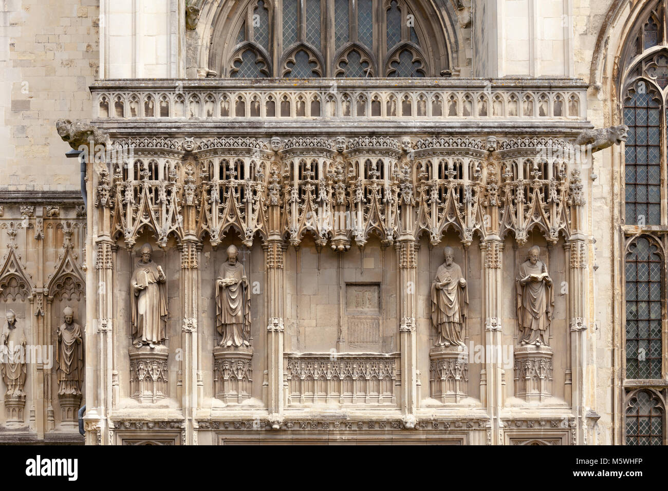 L Arcivescovo statue a sud-ovest portico della Cattedrale di Canterbury, una delle più antiche e famose strutture cristiane in Inghilterra. A Canterbury Kent così Foto Stock