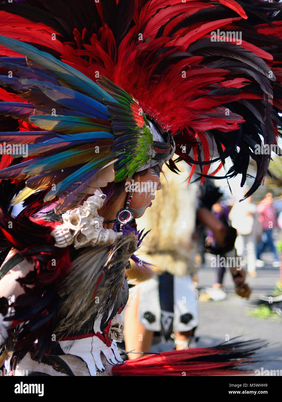 MEXICO, Messico - 01 dicembre 2017: ritratto della ballerina di eseguire tradizionali danze Azteca nella capitale del Messico Foto Stock