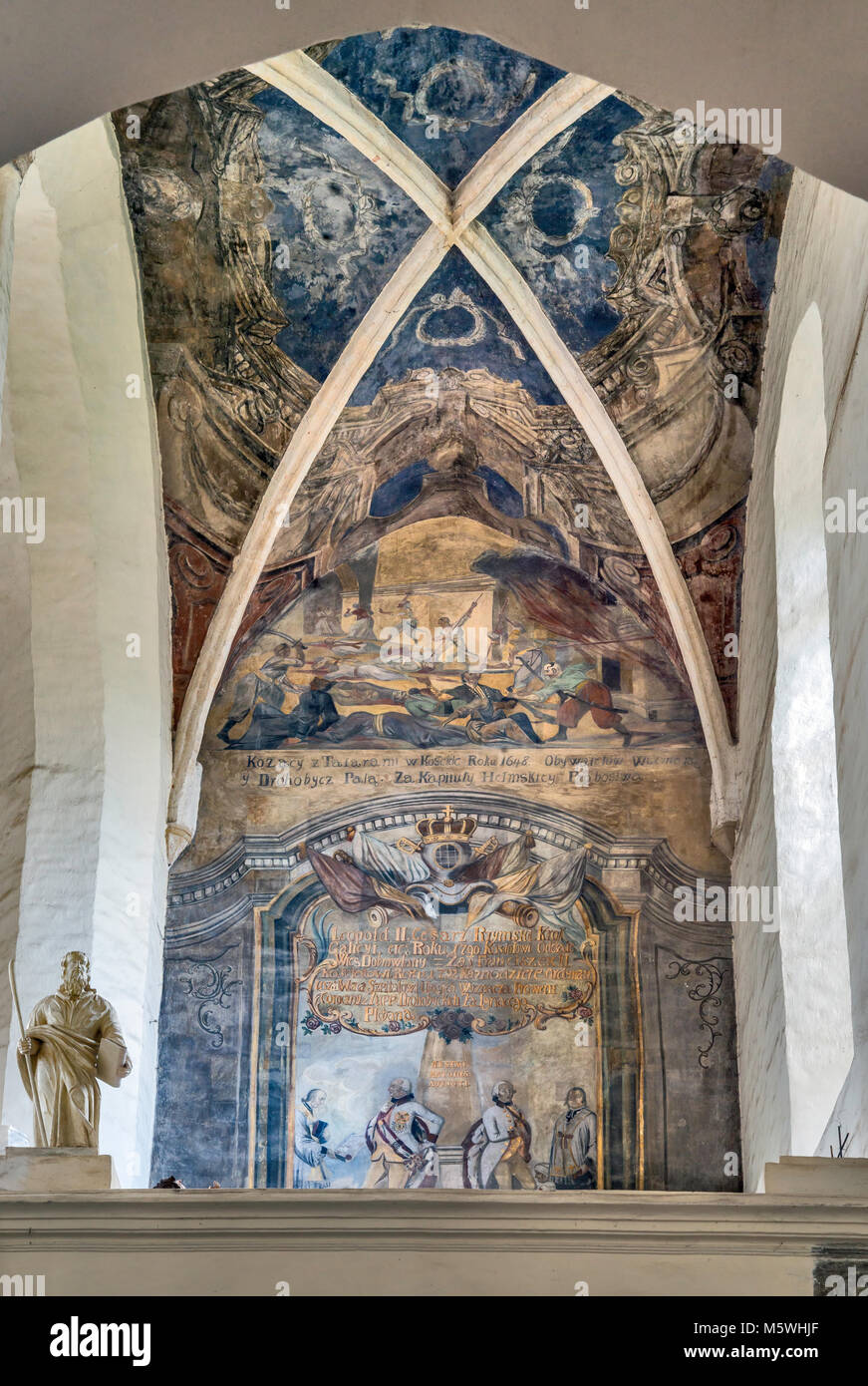 Xviii secolo murales, con descrizioni in latino e polacco, a lucidare la Chiesa cattolico romana, Drohobych, Oblast di Lviv, Ucraina Foto Stock