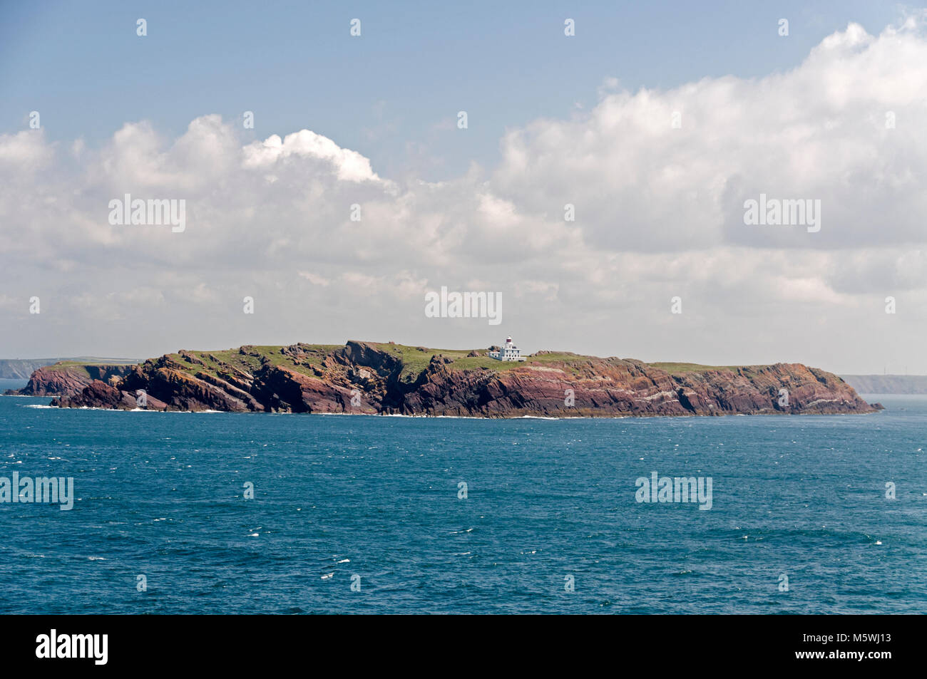 St. Ann's faro sulla St Ann's Head, un'isola sul mare principali approcci del Mare d'Irlanda in Milford Haven vicino a Pembroke nel Galles occidentale, Gran Bretagna Foto Stock