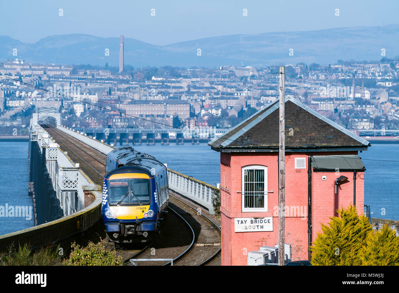 Vista della Scotrail diesel treno passeggeri che viaggiano verso Dundee attraverso il Tay Rail Bridge a Wormit in Tayside, Scotland, Regno Unito Foto Stock