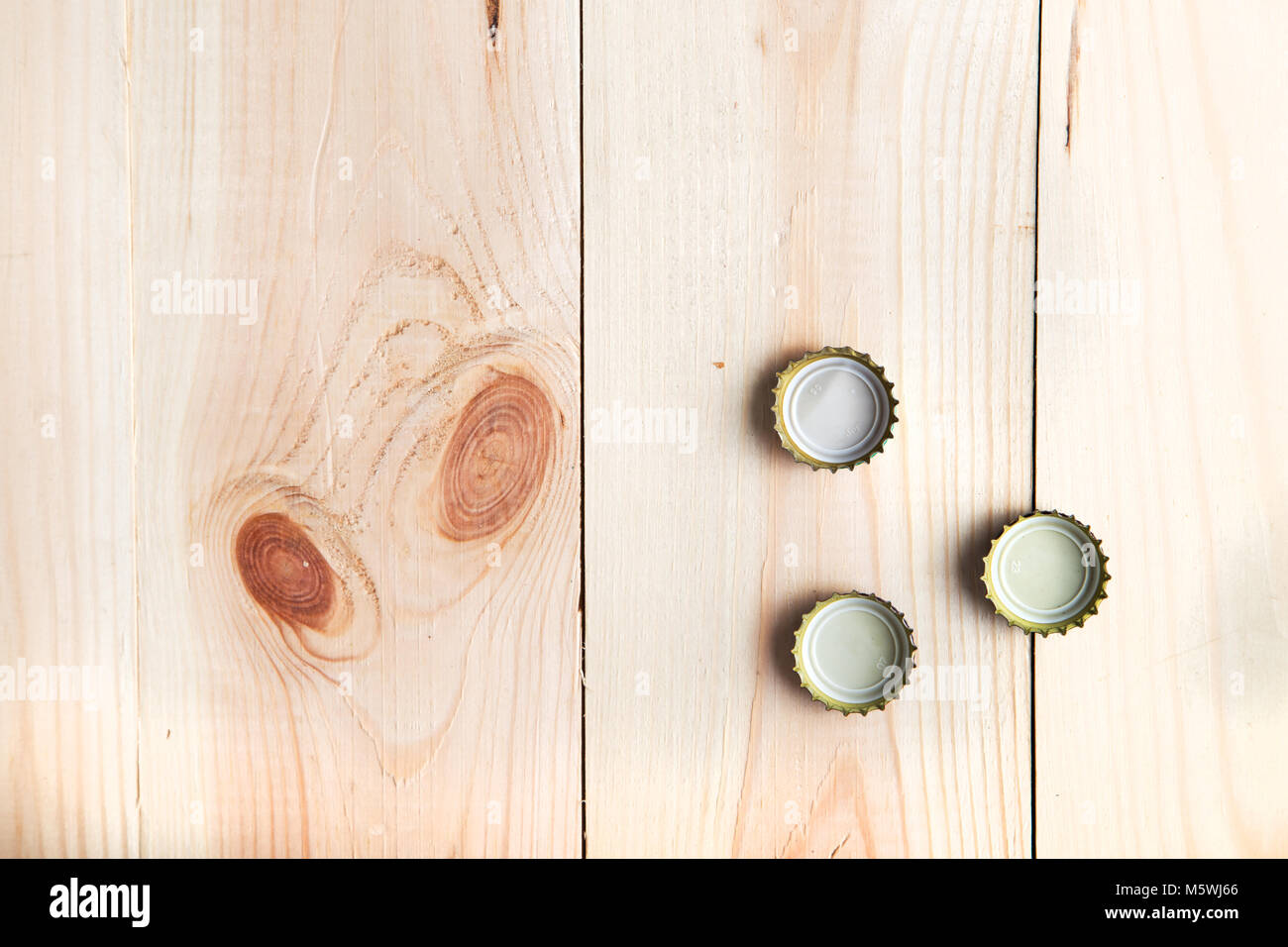 Tre cappucci dalla birra su una tavola di legno, vista dall'alto Foto Stock