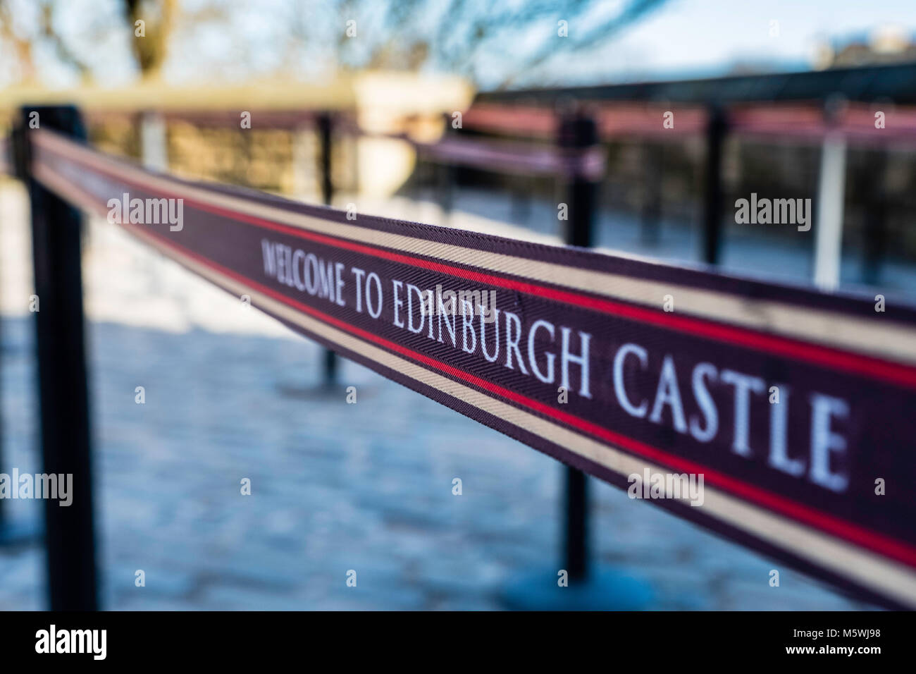 Dettaglio della coda le barriere di separazione alla biglietteria presso il Castello di Edimburgo, Scozia, Regno Unito. Il sovraffollamento è un problema in questo popolare attrazione turistica Foto Stock