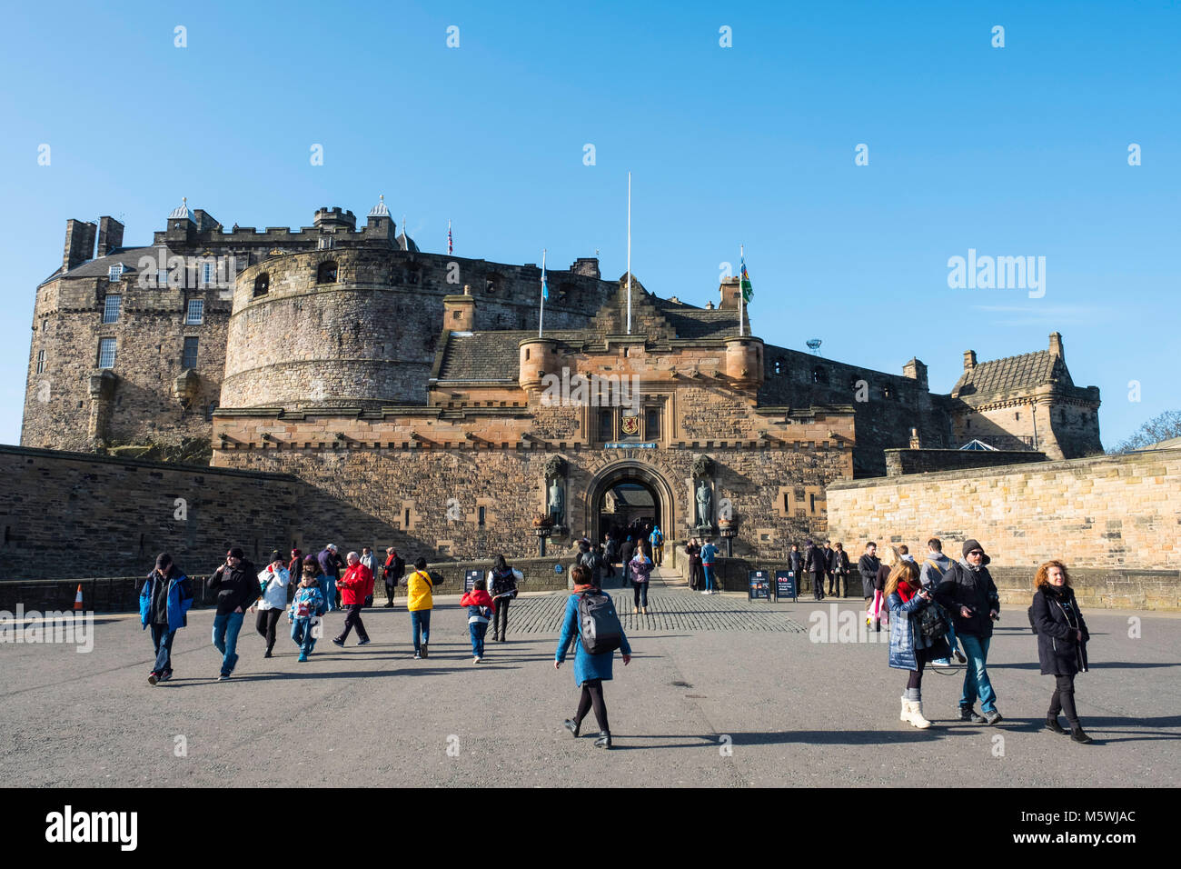 Vista di ingresso al Castello di Edimburgo sulla spianata di Edimburgo, Scozia, Regno Unito Foto Stock