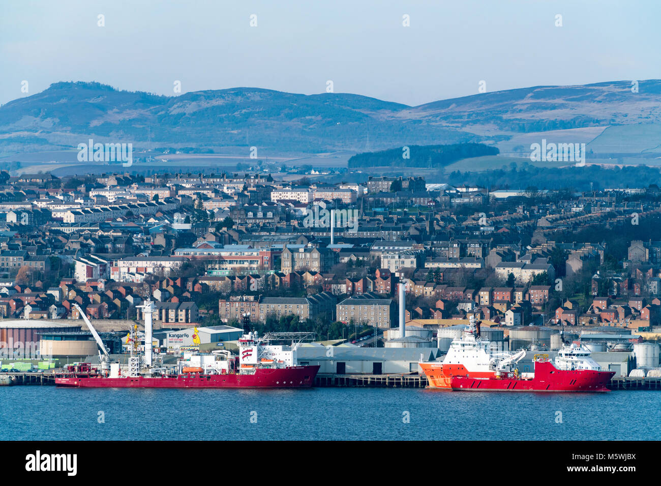 Vista sulla città di Dundee con offshore oil industria sostenere le navi ormeggiate sul lungomare in Tayside, Scotland, Regno Unito Foto Stock