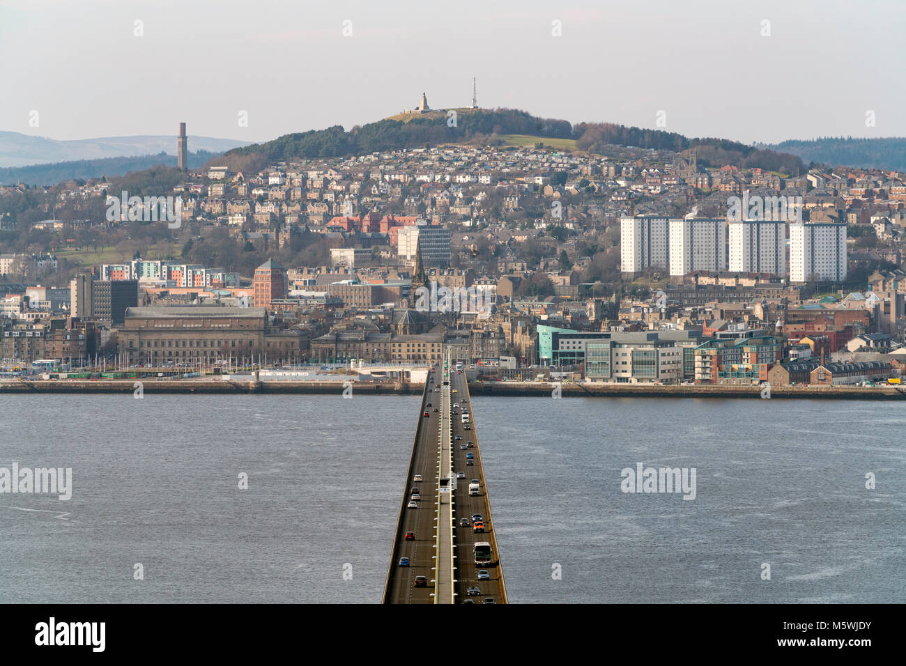 Vista sulla città di Dundee dal Tay Road Bridge in Tayside, Scotland, Regno Unito Foto Stock