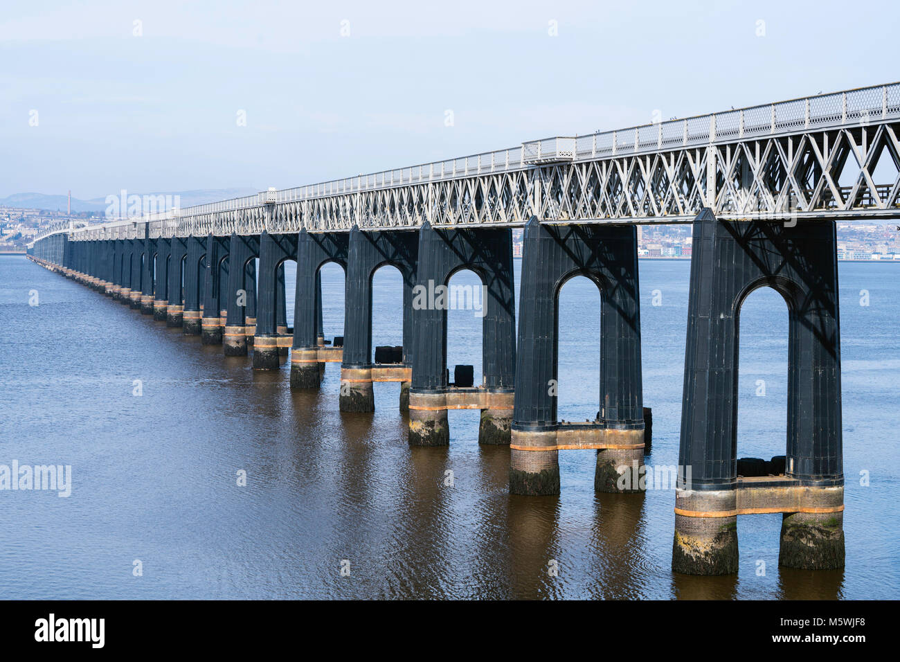 Vista di Tay Rail bridge che attraversa il fiume Tay a Dundee in Scozia, Regno Unito Foto Stock