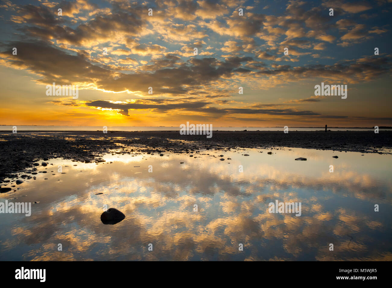 Nuvole riflesso nei mari in acqua sulla violazione al punto di disprezzare Foto Stock