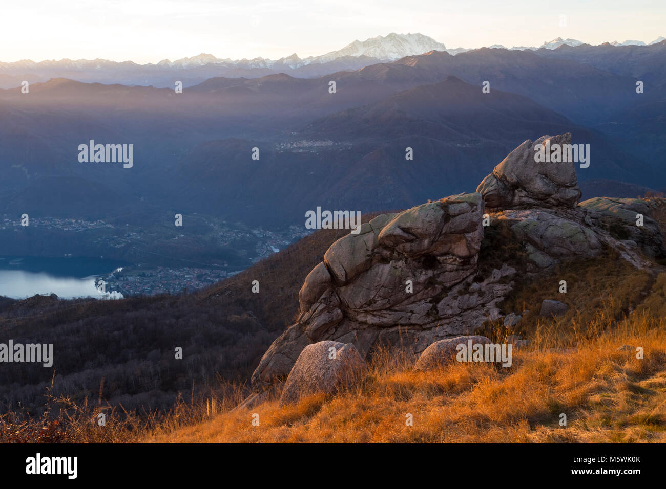 Vista del Monte Rosa da un gruppo di rocce alla sommità del Mottarone. Stresa, Verbano Cusio Ossola, Piemonte, Italia. Foto Stock