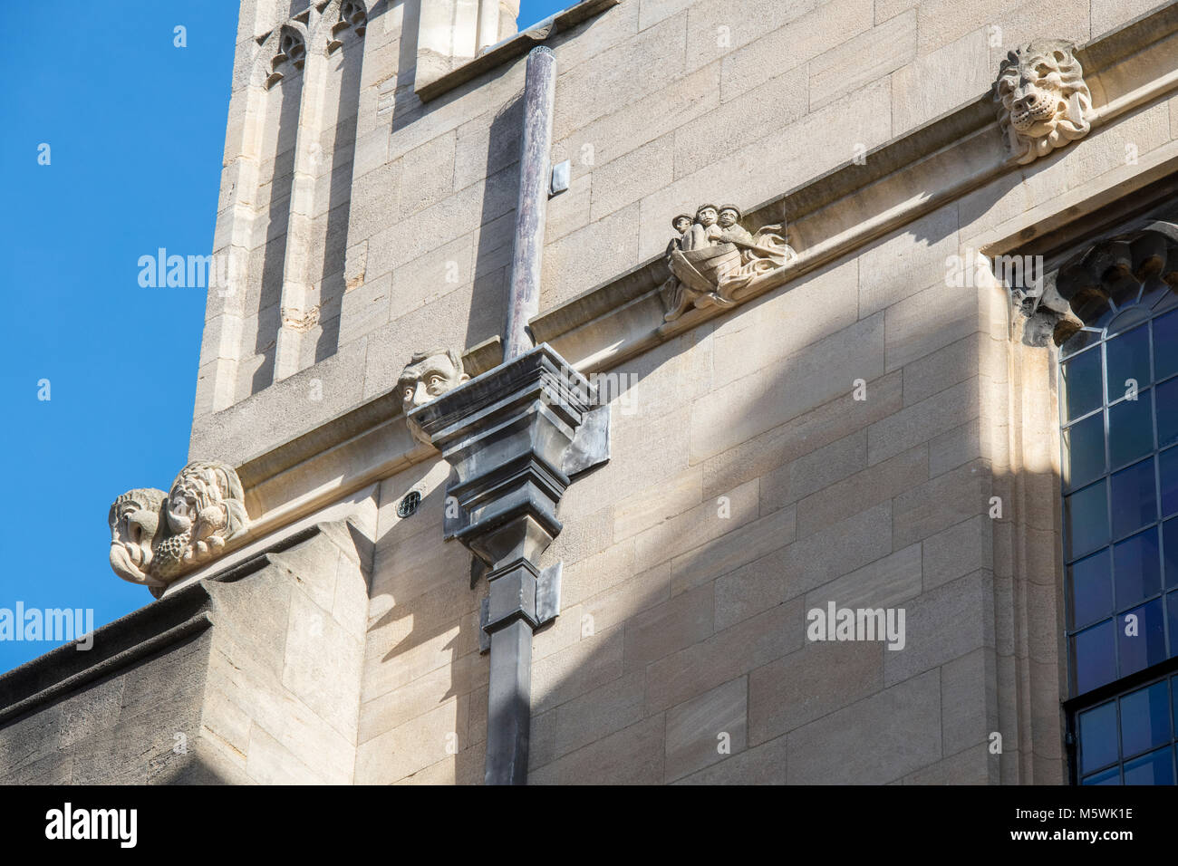 Pietra scolpita tre uomini in una barca e dodo gargoyles / grottesche su la Bodleian Library. Oxford, Oxfordshire, Inghilterra Foto Stock