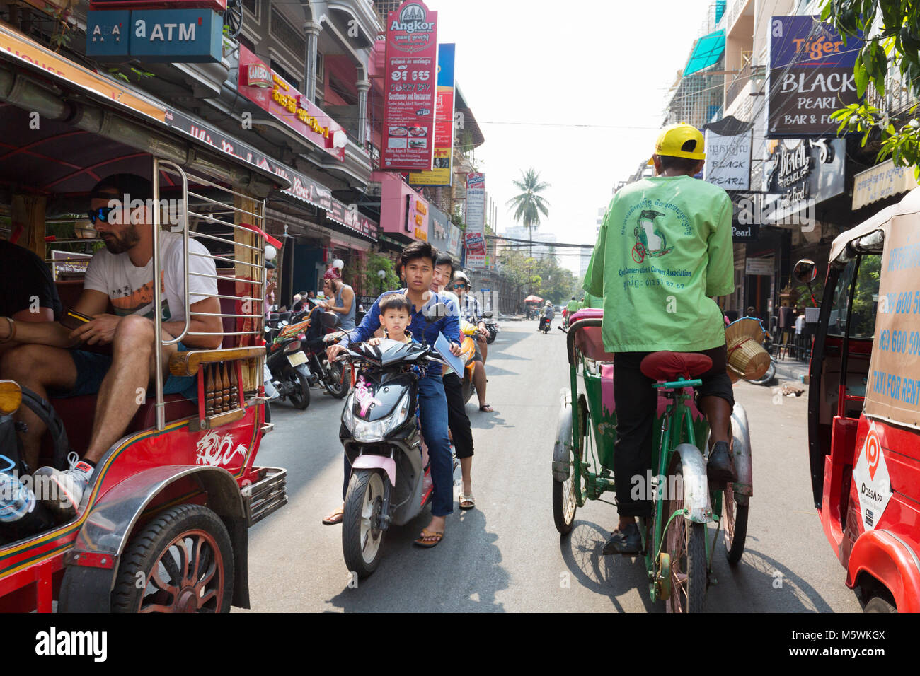 Scena di strada e la strada dei trasporti, Phnom Penh Cambogia Asia Foto Stock