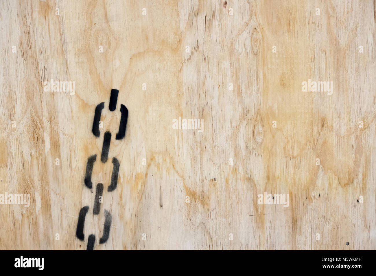 Un imballaggio in legno cassa con vari simboli di imballaggio Foto Stock