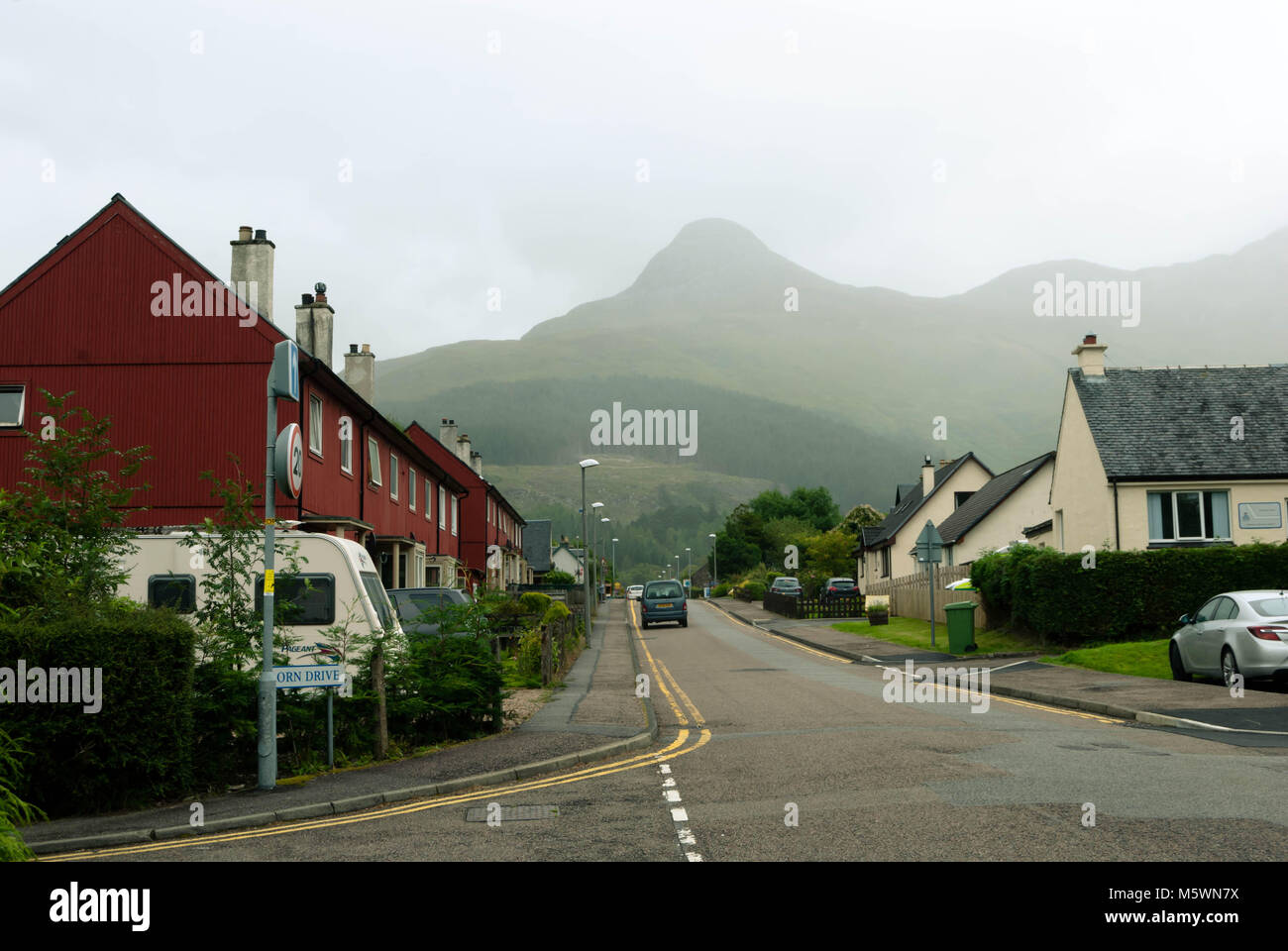 Glencoe main street con il Pap di Glencoe Foto Stock