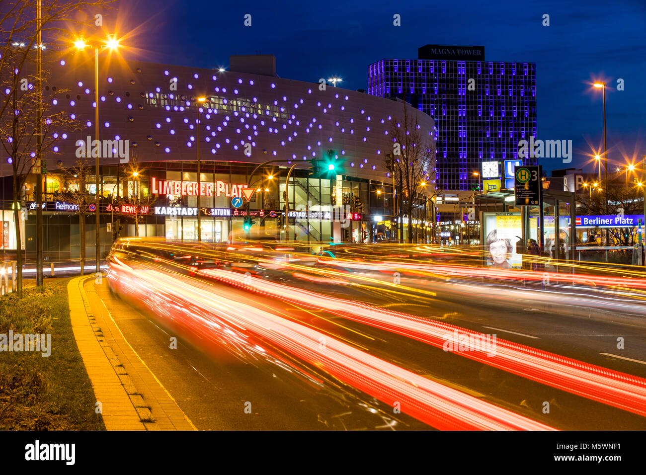 Berliner Platz, square, nel centro della città di Essen, Germania, piazza Limbecker Platz shopping centre, Magna Tower edificio per uffici, traffico di sera, Foto Stock
