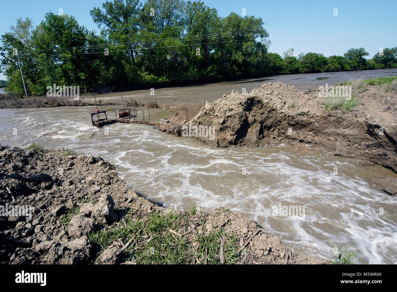 Grande Lago, MO 5-18-07 Le acque di esondazione dei fiumi nella sezione nord-ovest del Missouri sono infine ritirando. Centinaia di residenti e di migliaia di ettari di terreni agricoli sono state distrutte quando le acque di esondazione violato gli argini nella zona. Foto di Patsy Lynch/ MediaPunch Foto Stock