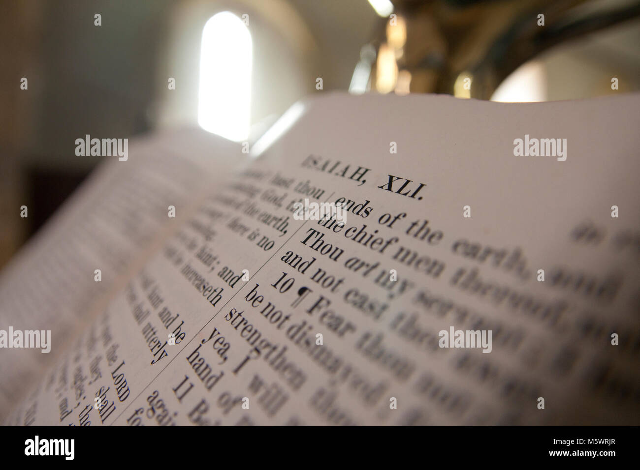 Close up della Sacra Bibbia aperta su Antico Testamento pagina Libro di Isaia XLI, la chiesa di St Peters Terwick, vicino a Petersfield & Midhurst, West Sussex, in Inghilterra Foto Stock