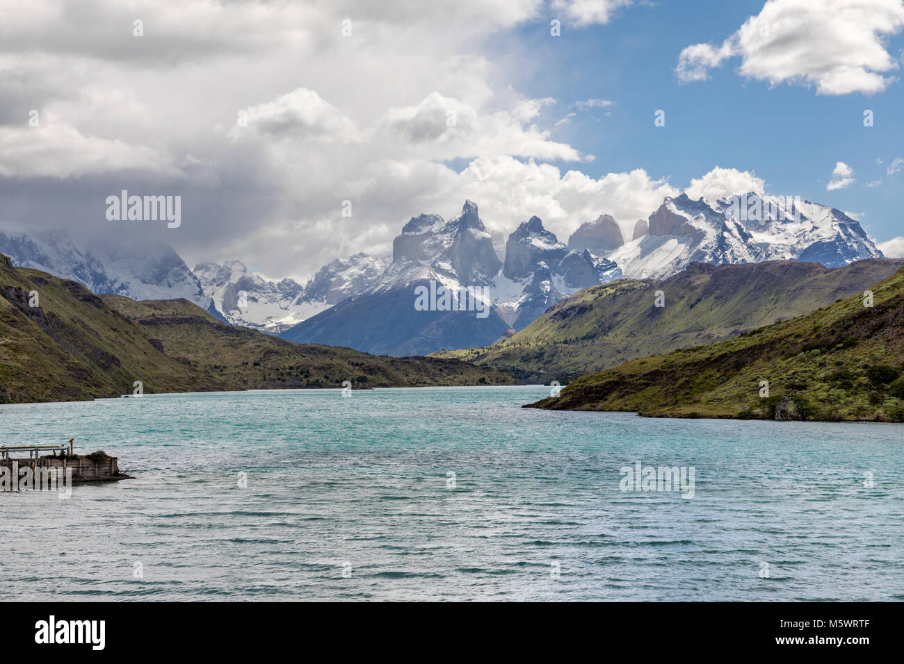 Lago grigio; Cerro Paine Grande al di là; Parco Nazionale Torres del Paine; Cile Foto Stock