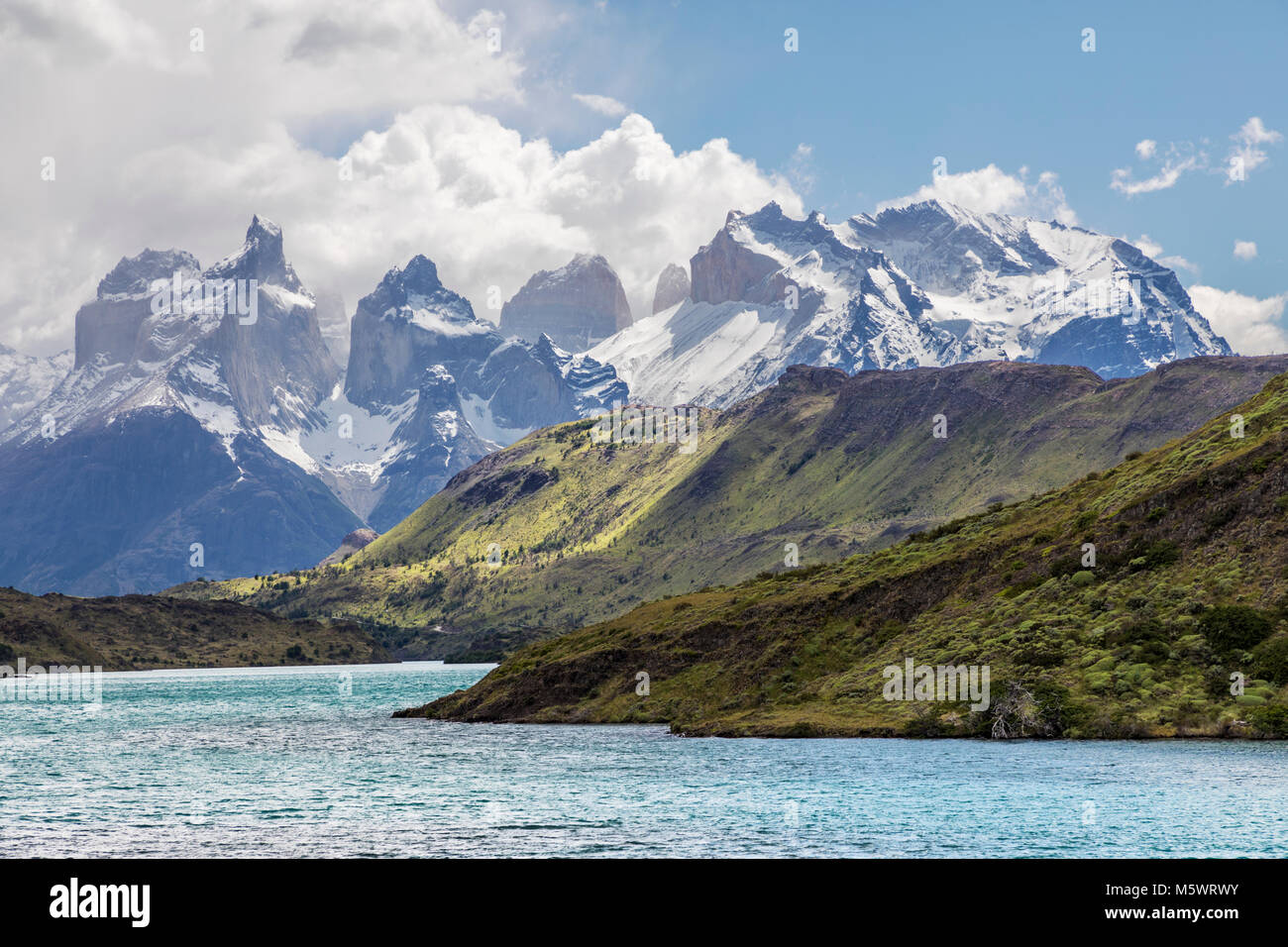 Lago grigio; Cerro Paine Grande al di là; Parco Nazionale Torres del Paine; Cile Foto Stock