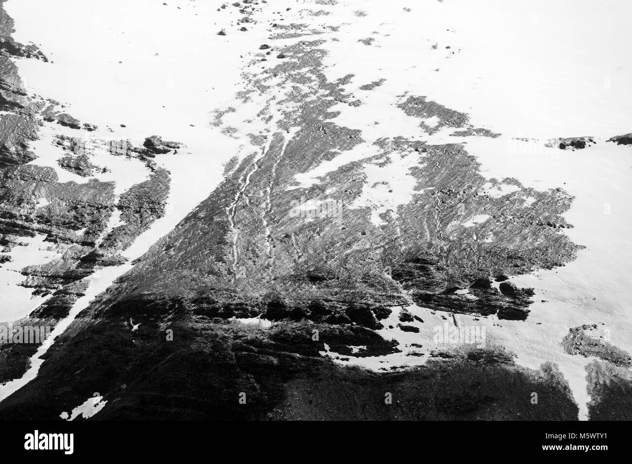 Bianco & Nero vista di neve e nebbia copriva Cordillera Paine; a est di Torres del Paine guglie; Parco Nazionale Torres del Paine; Cile Foto Stock