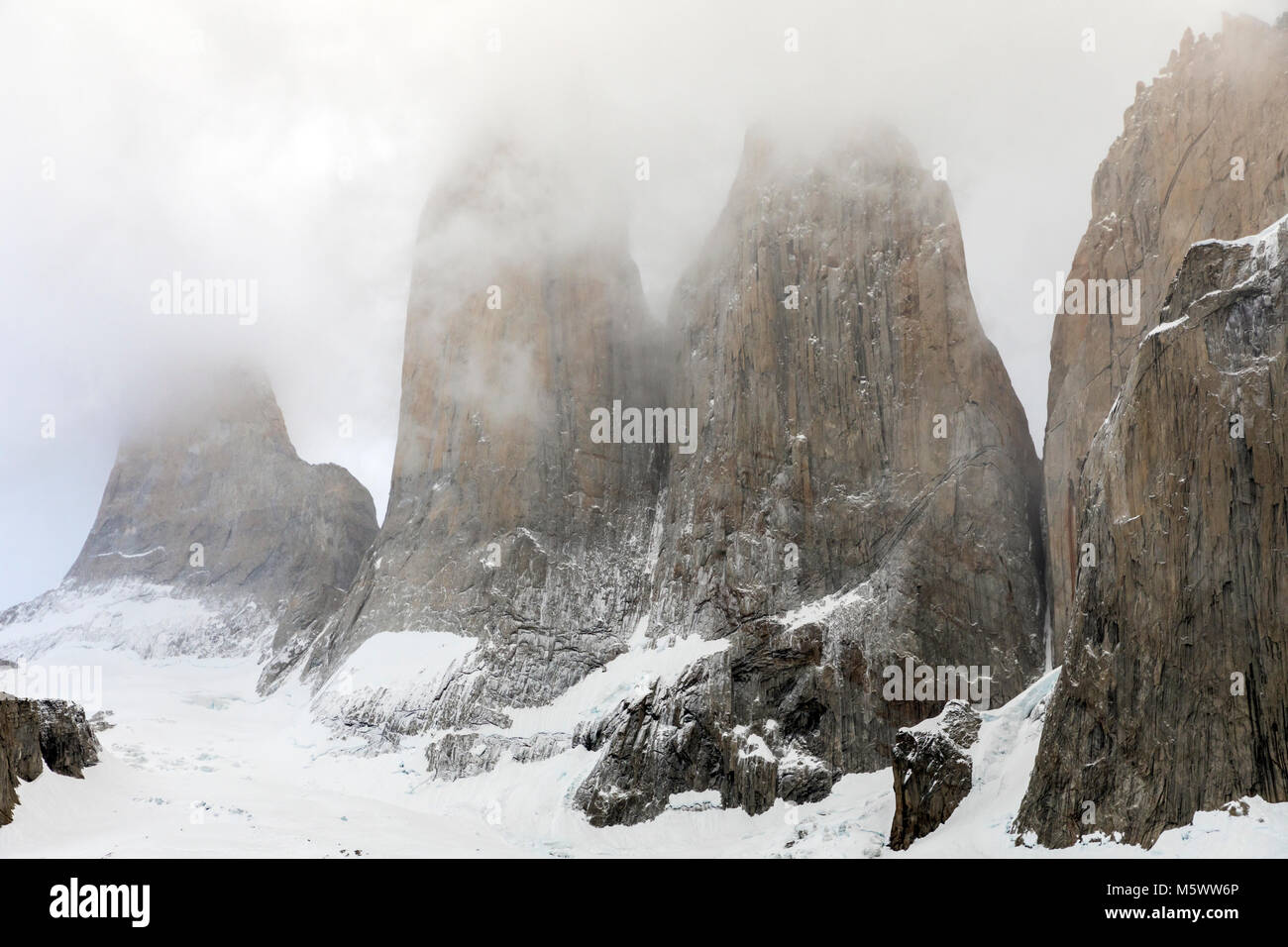 Pre alba Vista nebbiosa di Torres del Paine; Torre centrale; Torre Norte; Monzino; Cordigliera del Paine; Parco Nazionale Torres del Paine; Cile Foto Stock