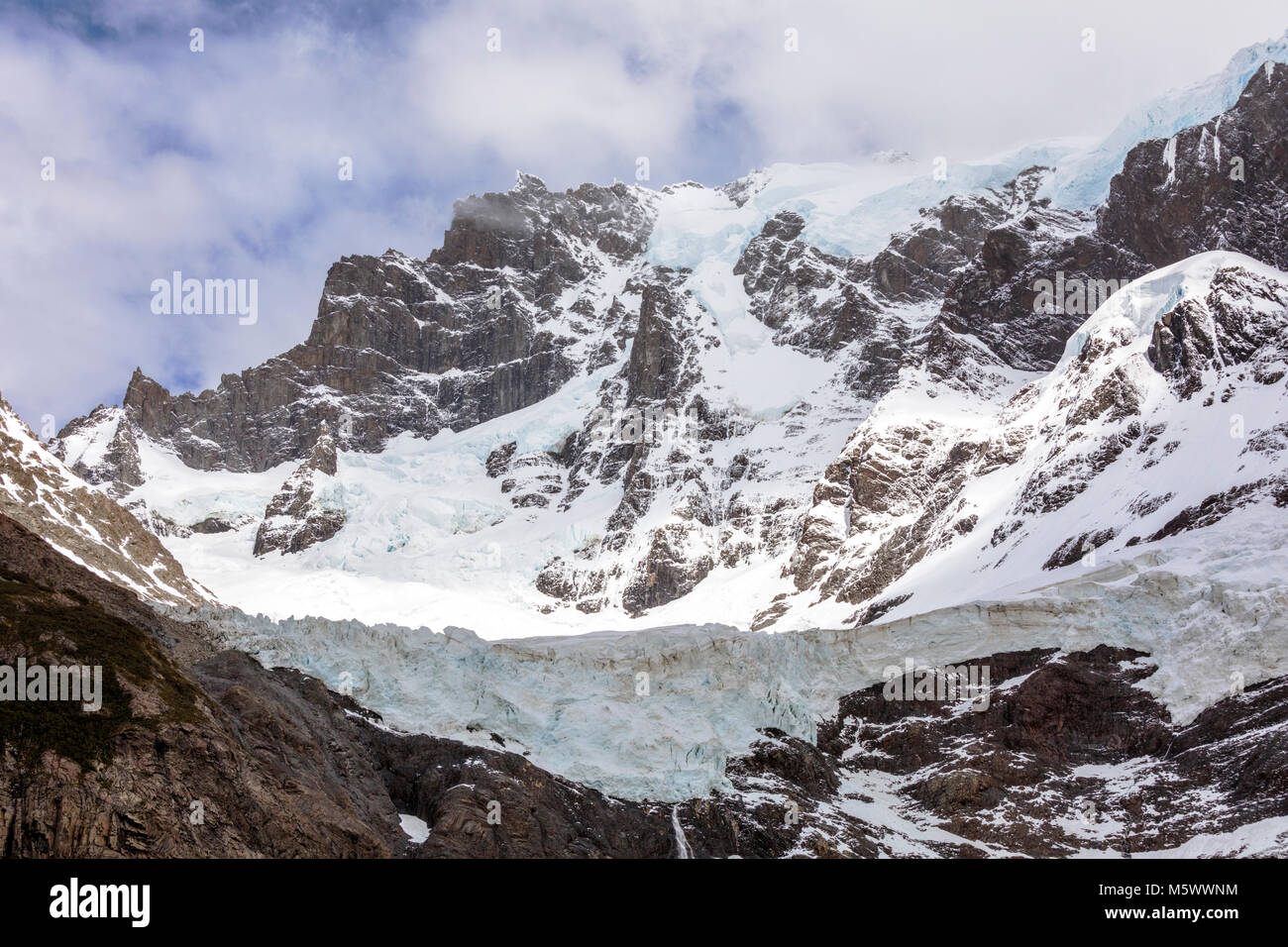 Cascate da neve fuso; faccia del Glaciar Francesca; Parco Nazionale Torres del Paine; Cile Foto Stock