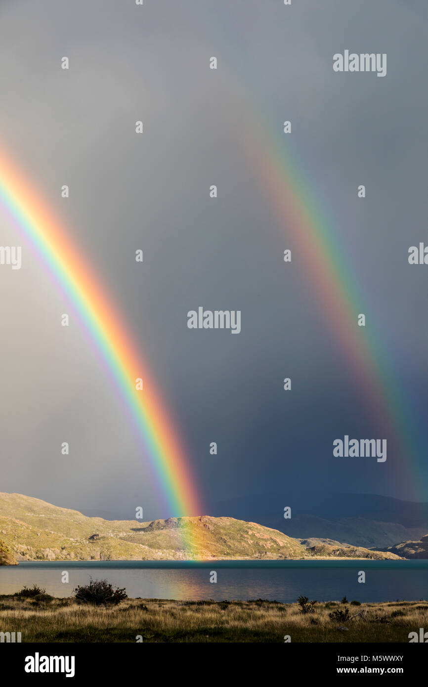 Rainbow spettacolari sul Lago grigio; Refugio grigio; Parco Nazionale Torres del Paine; Cile Foto Stock