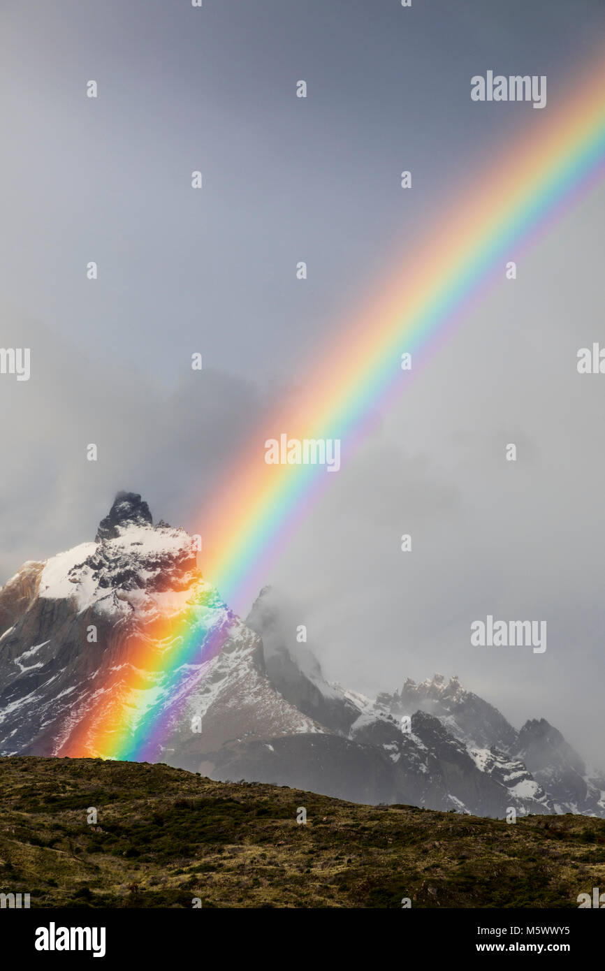 Spettacolare rainbow su Cuernos del Paine; 2,000m; vicino a Refugio grigio; Parco Nazionale Torres del Paine; Cile Foto Stock