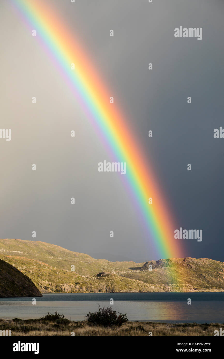 Rainbow spettacolari sul Lago grigio; Refugio grigio; Parco Nazionale Torres del Paine; Cile Foto Stock
