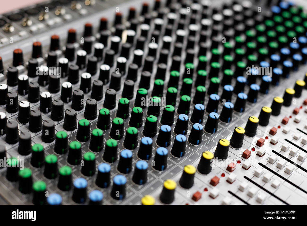 Audio mixer audio del pannello di controllo. Messa a fuoco selettiva. Foto Stock