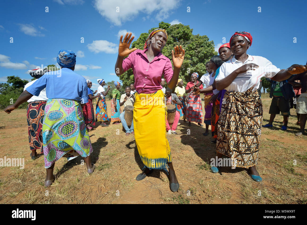 Le donne di cantare e ballare come parte di un programma di istruzione promuovere adeguate cure prenatali e la salute materna in Kayeleka Banda, Malawi. Foto Stock